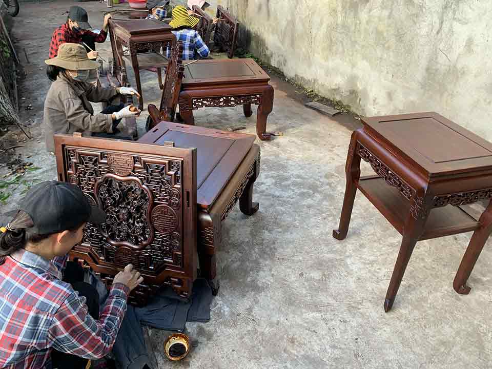 vuốt vecly bằng tay trên đồ gỗ 